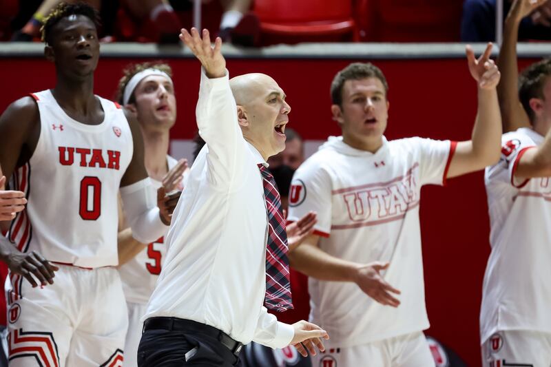 Utah Utes head coach Craig Smith and players react to game action against the Washington State Cougars.