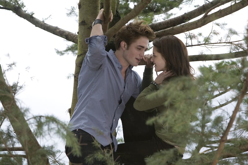 T-07019_T-07018R
ROBERT PATTINSON (left) and KRISTEN STEWART (right) star in the thriller TWILIGHT, a Summit Entertainment release. Photo credit: Deana Newcomb 