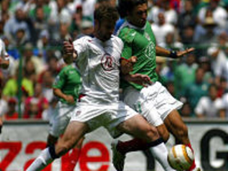Mexico's Francisco Fonseca, right, fights for the ball against Patrick Noonan of the U.S. team during Sunday's World Cup qualifying game.