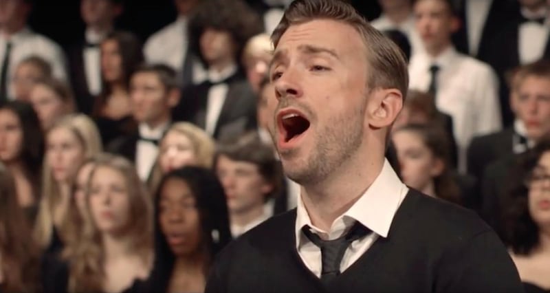 Singer-songwriter Peter Hollens joined forces with over 300 students from an Oregon high school to create a video of the folk song "Homeward Bound," which was dedicated to the students' classmate, who had recently died.