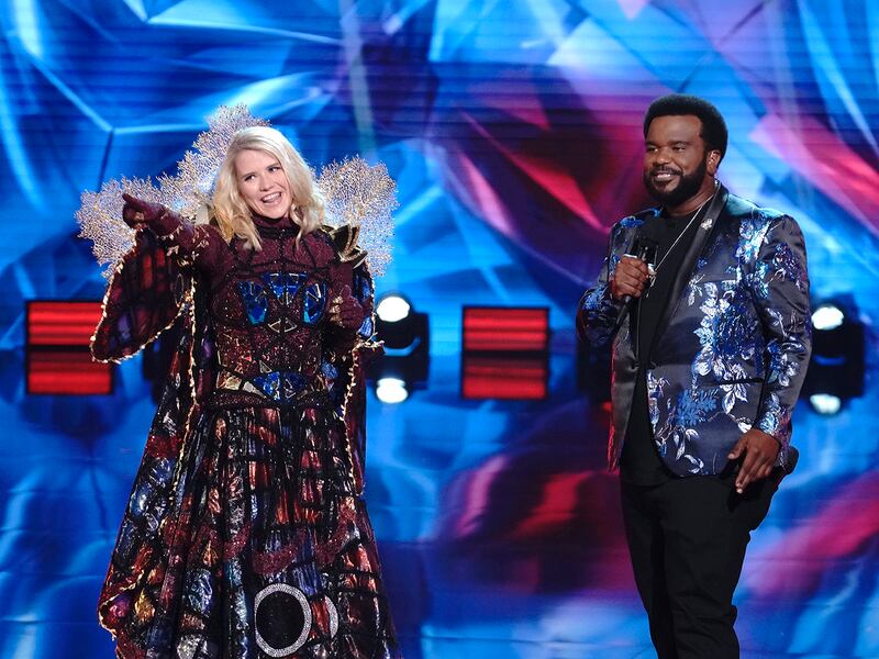 Elizabeth Smart and host Craig Robinson in the “Group B Playoffs - These Masks Don’t Lie” episode of THE MASKED DANCER airing Wednesday, Jan. 13