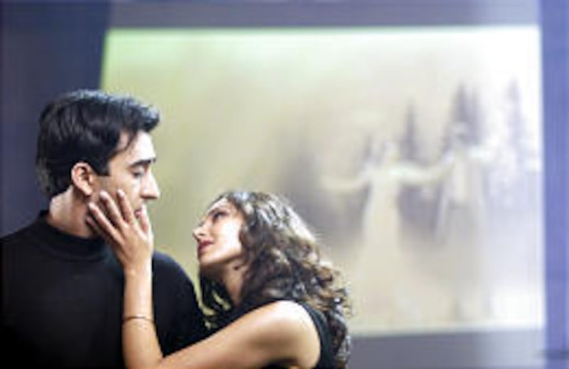 Rahul Khanna and Lisa Ray star in the poorly acted and off-putting "Bollywood/Hollywood," a disappointing mix of movie genres.