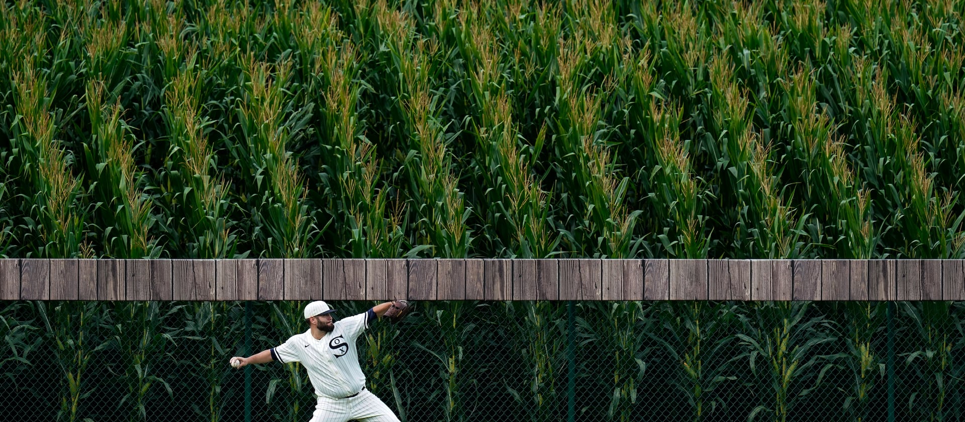 White Sox pitcher Lance Lynn warms up in the outfield before a game against the Yankees, Aug. 12, 2021 in Dyersville, Iowa.