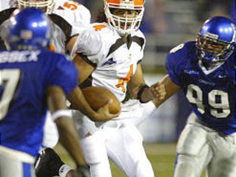 Bowling Green quarterback Omar Jacobs runs for yardage as Memphis defenders Cameron Essex, left, and Rubio Phillips look to stop him.