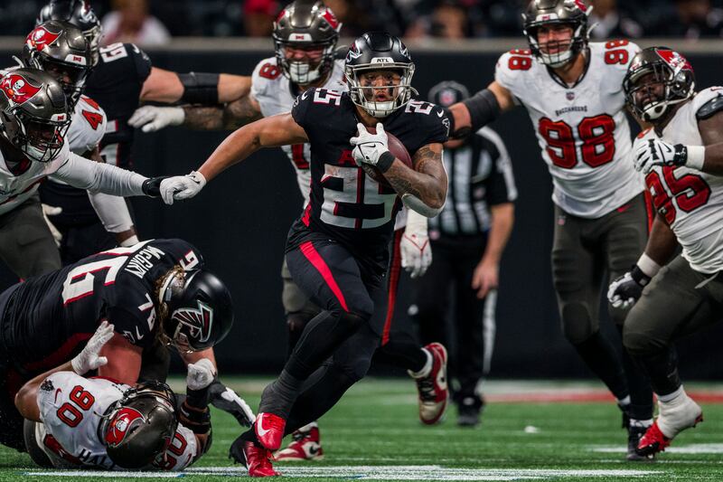 Atlanta Falcons running back Tyler Allgeier runs the ball during game against the Tampa Bay Buccaneers, Jan. 8, 2023.
