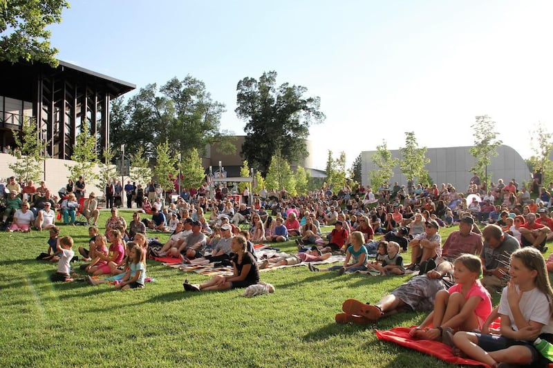 Festivalgoers at the Greenshow at the 2017 Utah Shakespeare Festival.