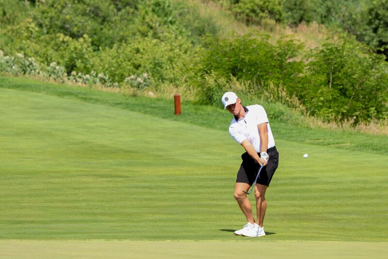 Zac Jones chips the ball at the Utah State Amateur.