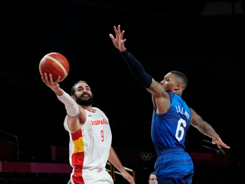 Damian Lillard tries to block Ricky Rubio