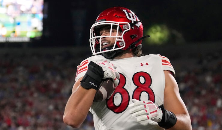 Utah tight end Dallen Bentley celebrates after scoring a touchdown during game against UCLA, Saturday, Aug. 30, 2025, in Pasadena, Calif.