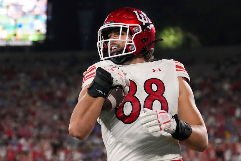 Utah tight end Dallen Bentley celebrates after scoring a touchdown during game against UCLA, Saturday, Aug. 30, 2025, in Pasadena, Calif.