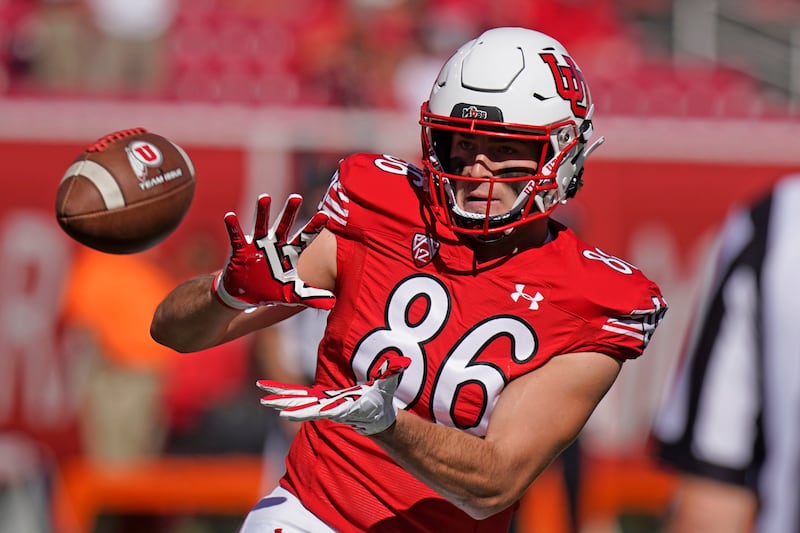 Utah tight end Dalton Kincaid warms up before a game against Oregon State Saturday, Oct. 1, 2022, in Salt Lake City.