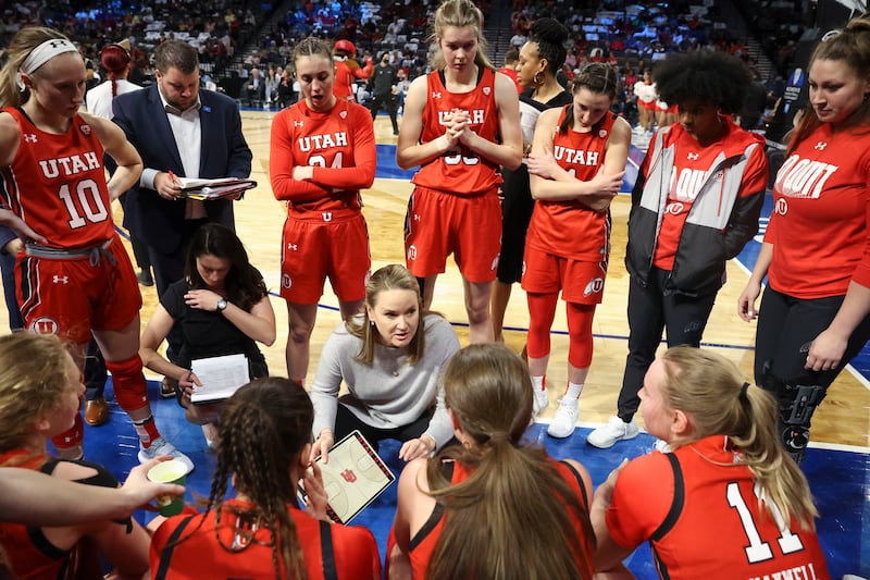 Utah women’s basketball coach Lynne Roberts talks to her team during Pac-12 championship game in Las Vegas.