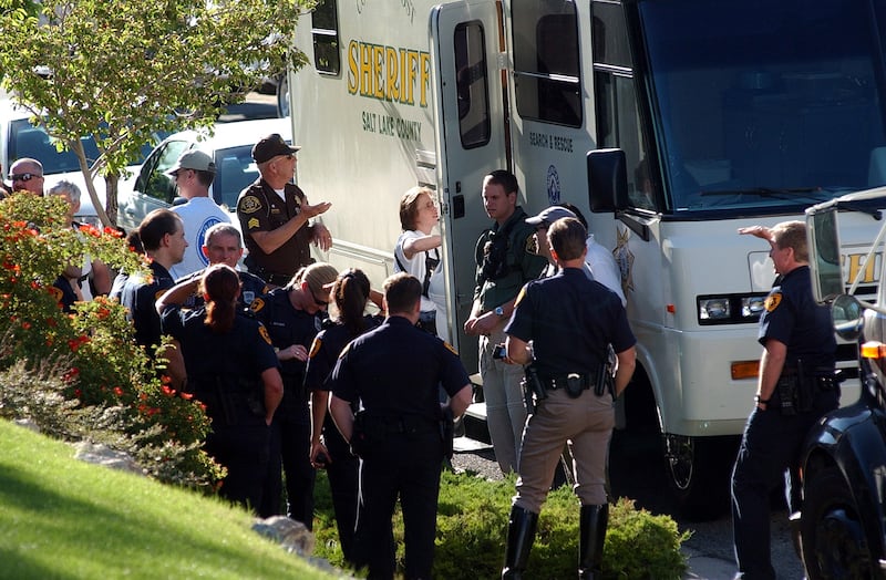 Search and rescue teams get ready to go out and search for Elizabeth Smart.