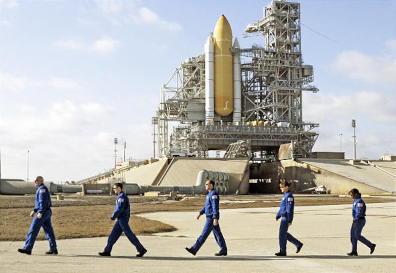 Five members of shuttle Discovery crew, Alan Poindexter, James Dutton Jr., Rick Mastracchio, Dorothy Metcalf-Lindenburger and Stephanie Wilson, prepare for Monday's launch.