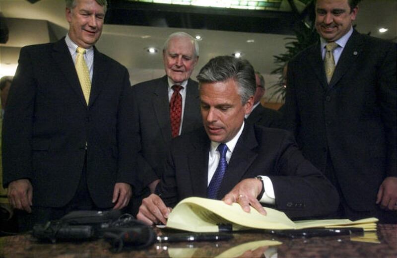 Gov. Jon Huntsman Jr. signs SB187 into law as Sen. John Valentine, left, Jack Gallivan and Rep. Greg Hughes look on.