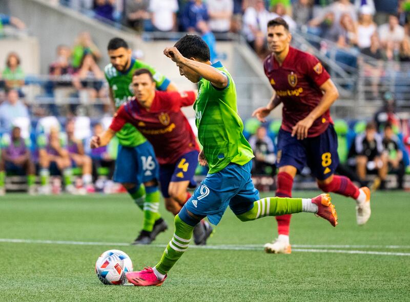 Seattle Sounders Raul Ruidiaz kicks the game-winning goal