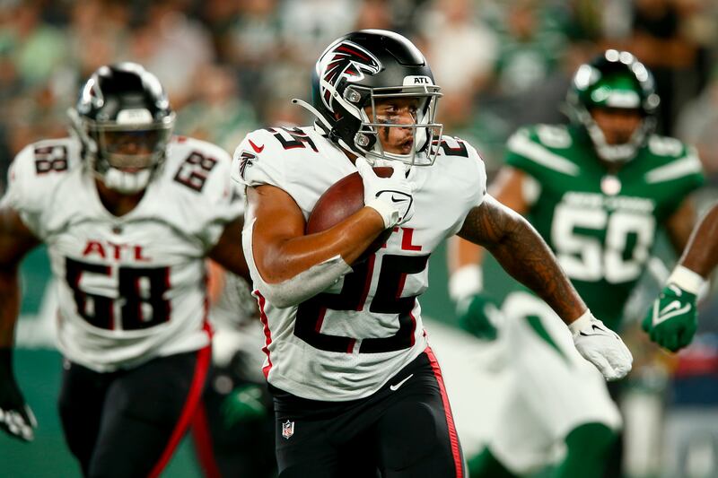 Atlanta Falcons running back Tyler Allgeier (25) runs the ball during the first half of a game against the New York Jets in Aug. 2022.