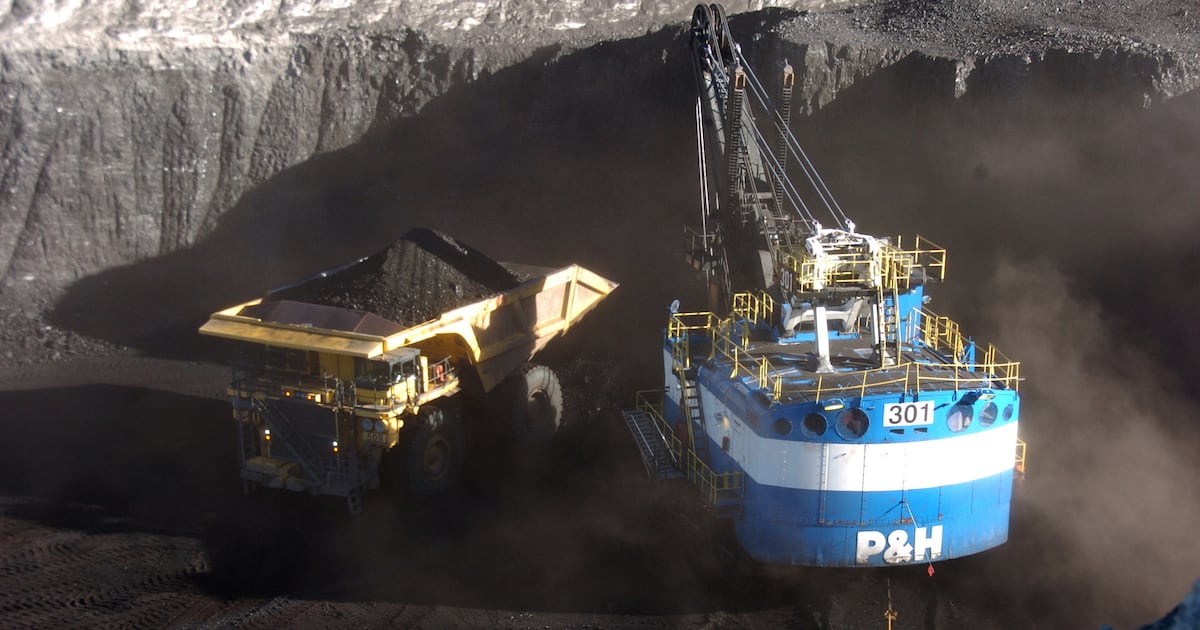 What does tepid response to Montana coal lease sale signal about the industry?