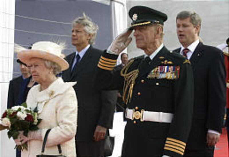 Queen Elizabeth II, French Prime Minister Dominique de Villepin and Prince Philip at ceremony for veterans.