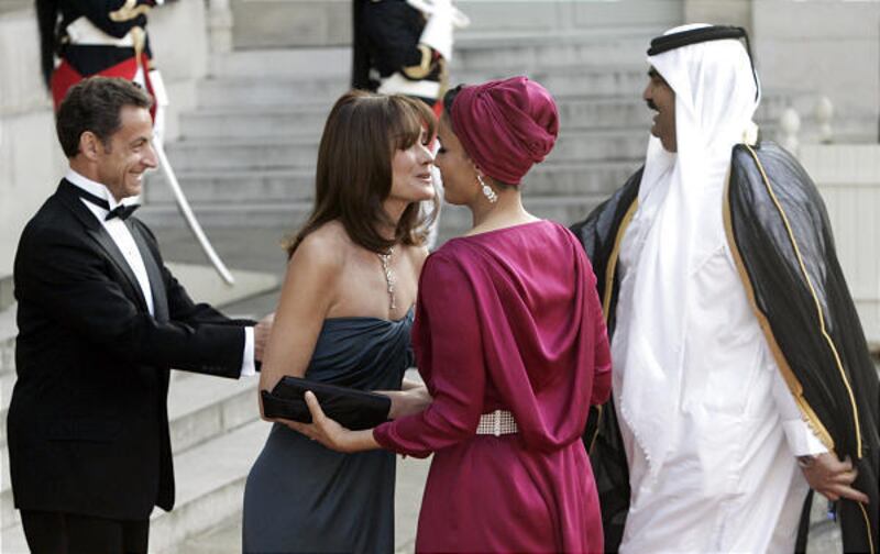 Nicolas Sarkozy and wife greet the emir of Qatar and his wife.