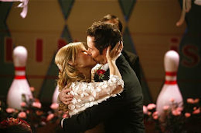 Carol (Julie Bowen) and Ed (Tom Cavanagh) tie the knot on "Ed."