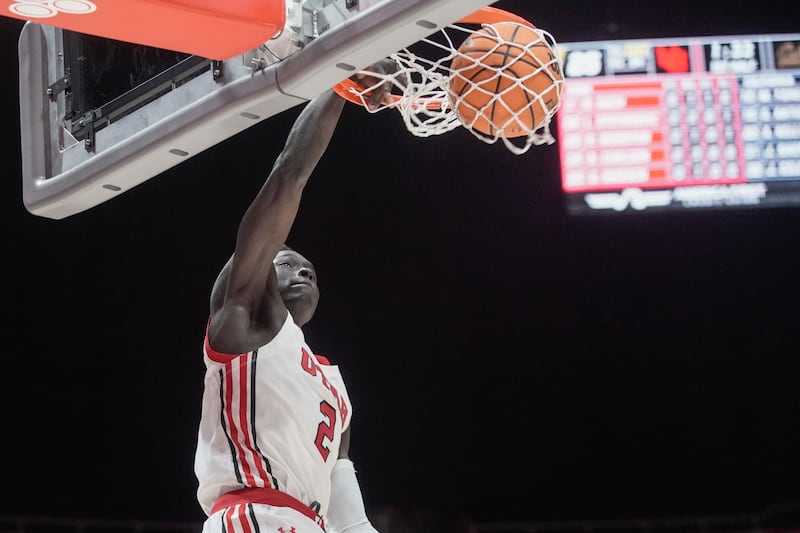 Utah guard Both Gach (2) dunks during an NCAA game against the California Golden Bears.