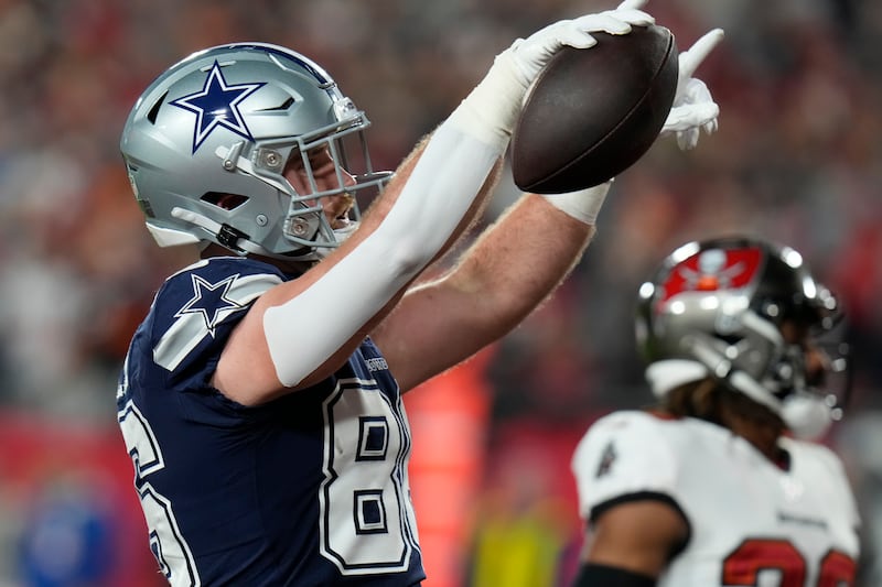 Dallas Cowboys tight end Dalton Schultz (86) celebrates his touchdown catch against the Tampa Bay Buccaneers on Monday.