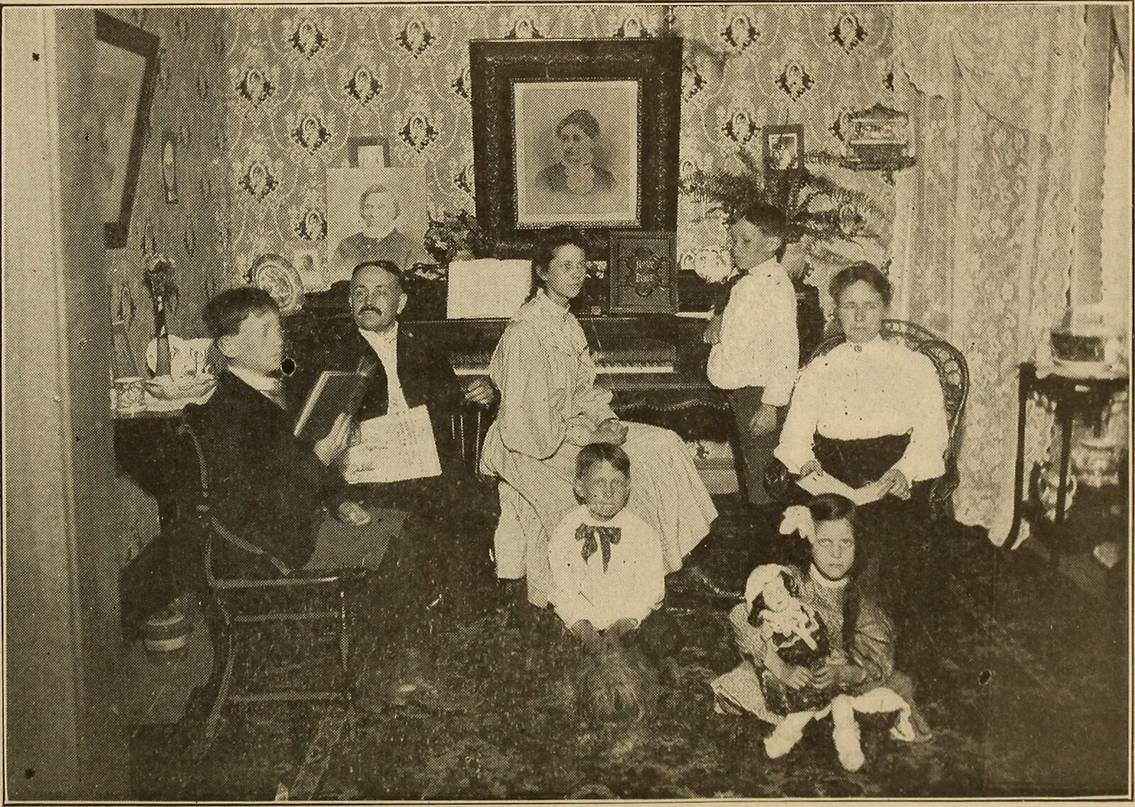 An American family is pictured in its living room around the piano in 1904.