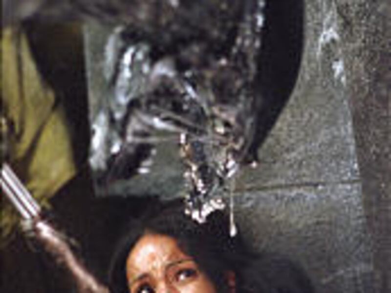 Alexa Woods (Sanaa Lathan) battles an Alien in "Alien vs. Predator."