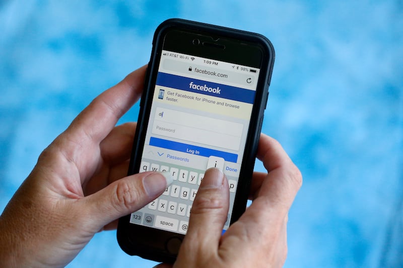 A Facebook start page is shown on a smartphone.