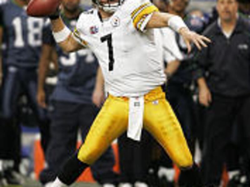 Ben Roethlisberger throws a 37-yard pass to wide receiver Hines Ward, setting up a Steeler TD.