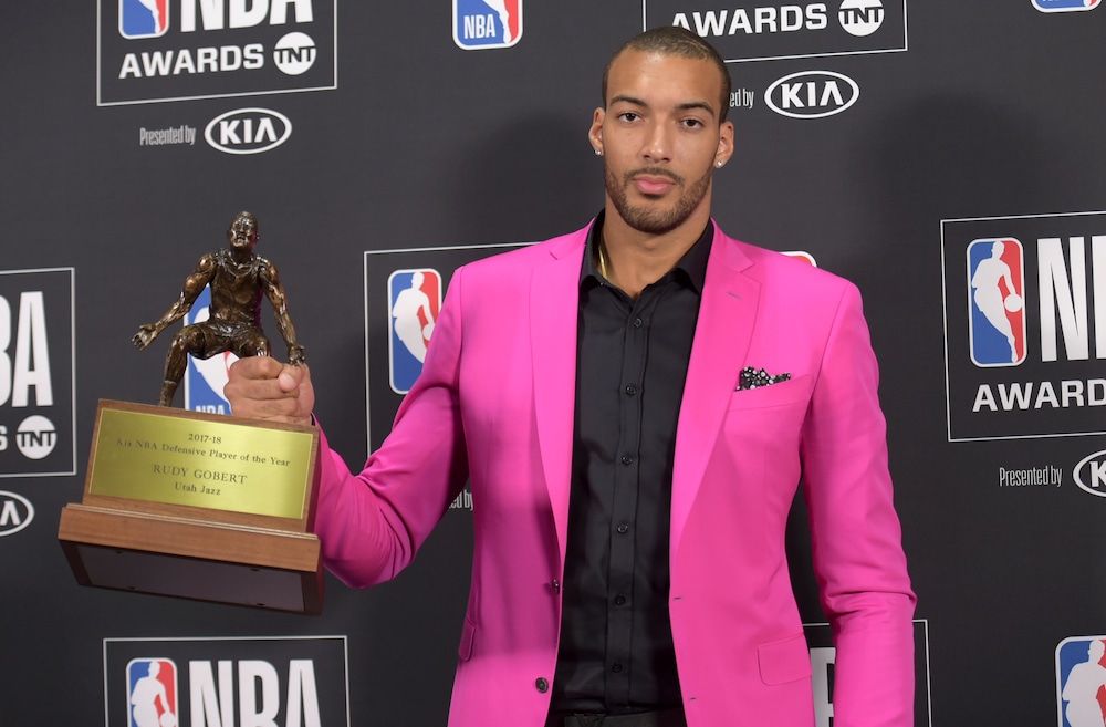sur Le Roster. | Rudy Gobert, enfin respecté par le public Rudy Gobert, of the Utah Jazz, poses in the press room with the defensive player of the year award at the NBA Awards on Monday, June 25, 2018, at the Barker Hangar in Santa Monica, Calif. (Photo by Richard Shotwell/Invision/AP) Richard Shotwell/Invision/AP