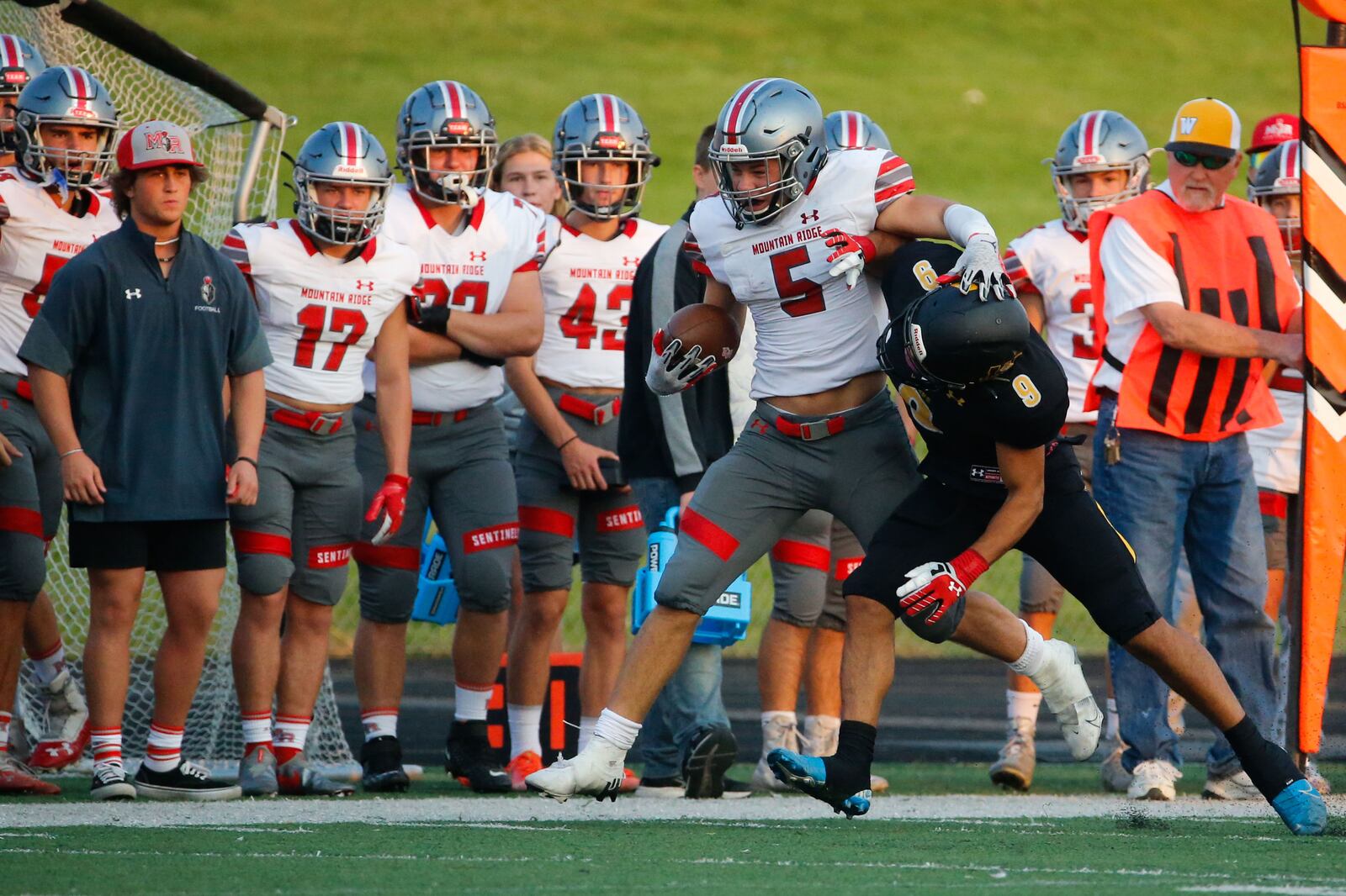 High school football Mountain Ridge scores 33 points in 4th quarter to