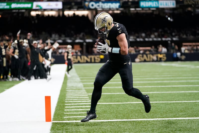 New Orleans Saints’ Taysom Hill scores a touchdown during a game against the Chicago Bears, Sunday, Nov. 5, 2023.