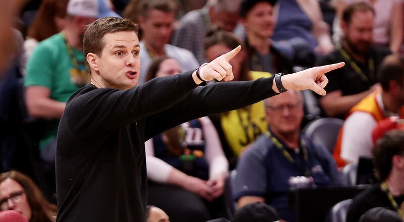 Utah Jazz head coach Will Hardy points out instructions