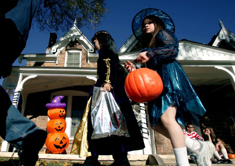 Children trick-or-treat at houses along the University of Utah’s Officer’s Circle at historic Fort Douglas on Oct. 28, 2006.