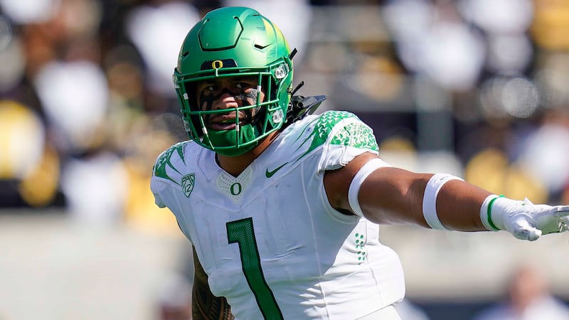 Oregon linebacker Noah Sewell is projected to be a mid-round draft pick in the 2023 NFL draft.