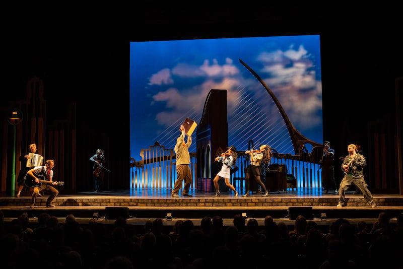 From left to right: Mary Fanning Driggs (Baruska), Riley French (Emcee), Britton Gardner (Seamus), Chris Blisset (Billy), EJ Zimmerman (Réza), Maya Bhagwat Bassuk (Ex-Girlfriend), Cody Craven (Andrej) and Zander Meisner (Švec) in Pioneer Theatre Company's