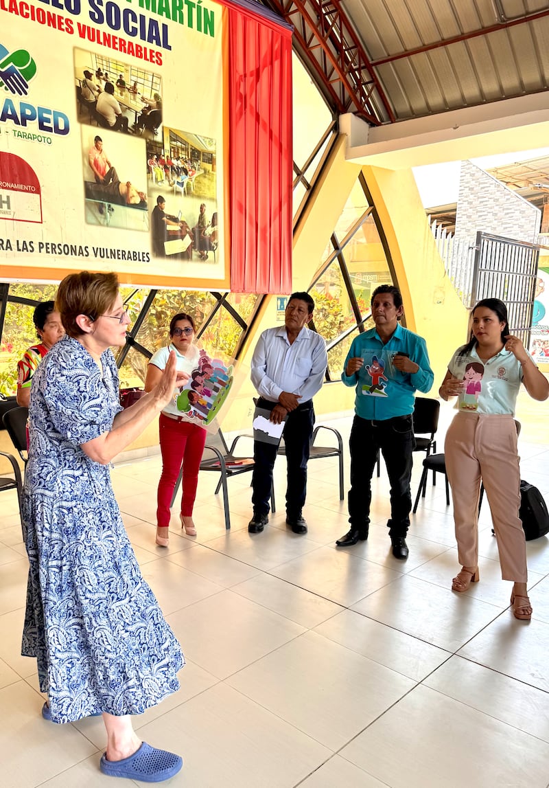 A Latter-day Saint senior missionary serving under the Geneva Office for Human Rights Education trains teachers in Mexico.