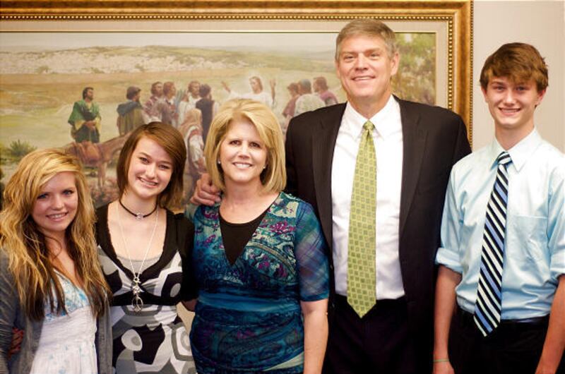 Cassidy Melbo, left, Sarah Fleischer, Nancy and Dale Murphy, and John Fleischer get together after a fireside in Roswell, Ga.