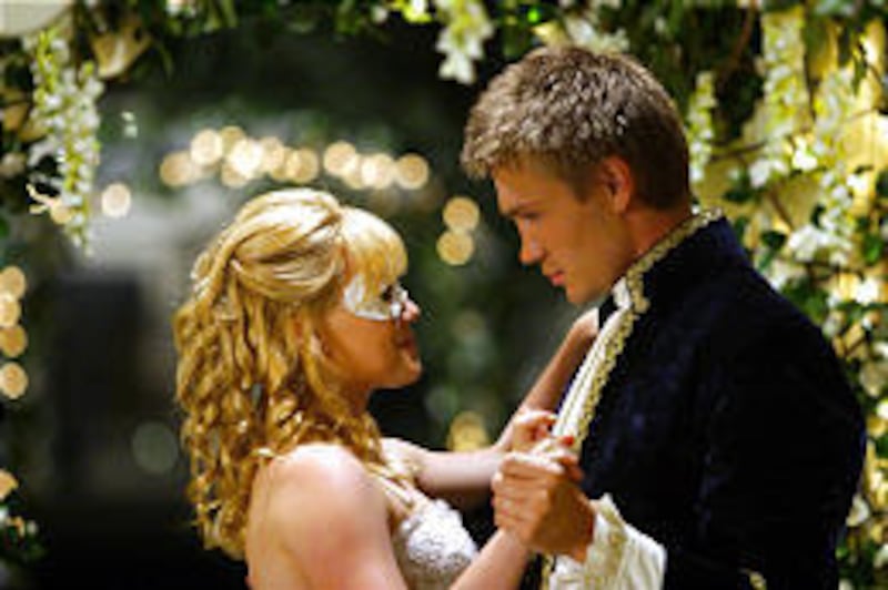 Hilary Duff and Chad Michael Murray play the lead roles in "Cinderella Story," which puts the fairy tale in a modern-day California setting.