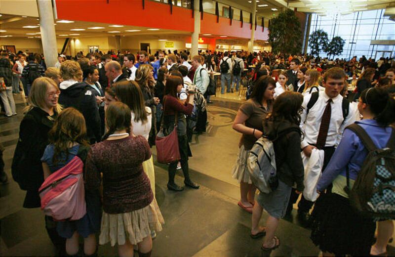 Students at Murray High wear Sunday clothes in memory of President Hinckley. Hundreds of students in Salt Lake, Davis and Utah counties received text messages asking them to show support by wearing dresses, white shirts and ties to school Monday.