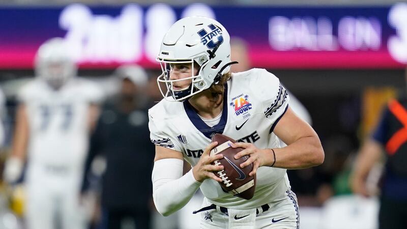 Utah State QB Cooper Legas prepares to throw during LA Bowl against Oregon State in Inglewood, Calif., Dec. 18, 2021.