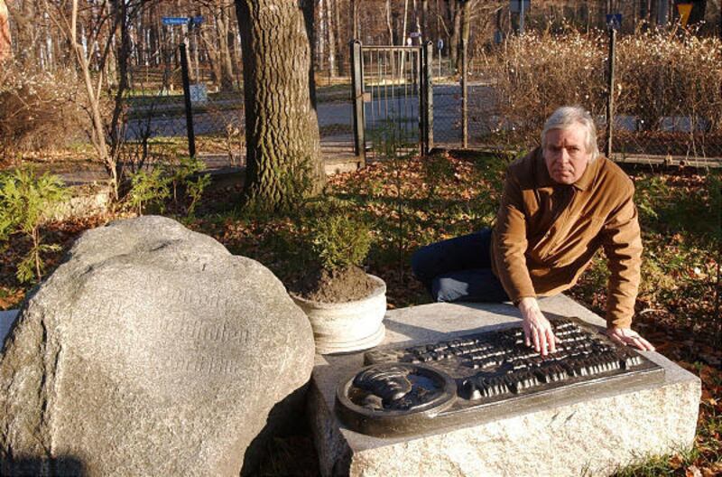 Jerzy Gaszynski, in Swidnica, Poland, has erected a memorial plaque he sculpted in the garden of a family home in honor of Baron Manfred von Richthofen, the famed "Red Baron." "In this house lived the best pilot of World War I," the plaque reads.
