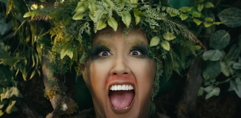 The new ‘Traveling Tree Woman’ campaign to talk about travel.