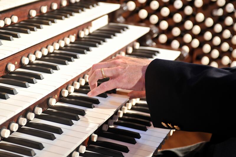 Richard Elliott, the principal organist for the Mormon Tabernacle Choir plays the organ.