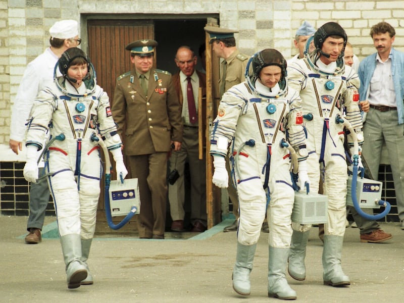 Britain’s Helen Sharman, left, Russian flight engineer Sergei Krikalev, centre, and Commander Anatoly Artsebarski, walk towards their spaceship, Soyuz TM-12, prior to blast off on May 18, 1991, at the Cosmodrome, Baikonur, Russia. (AP Photo)