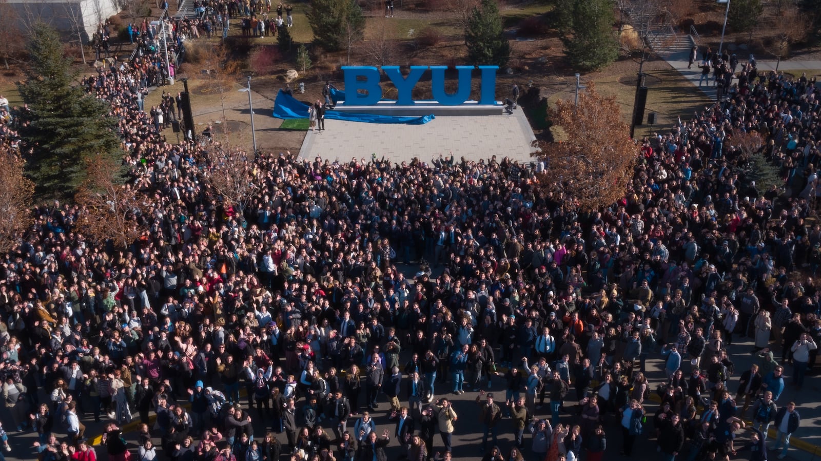 BYU-Idaho unveils big, blue, block-letter BYUI monument on campus ...