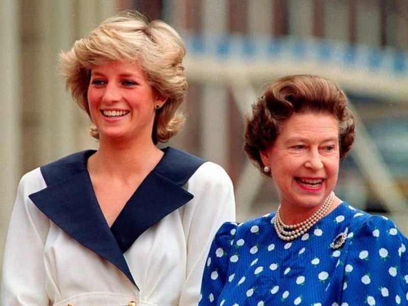 Diana, princess of Wales, left, and Britain’s Queen Elizabeth II smile to well-wishers gathered outside of Clarence House on the birthday of Queen Mother Elizabeth in London on In Aug. 4, 1987. Queen Elizabeth II, Britain’s longest-reigning monarch and a rock of stability across much of a turbulent century, has died. She was 96. Buckingham Palace made the announcement in a statement on Thursday Sept. 8, 2022.
