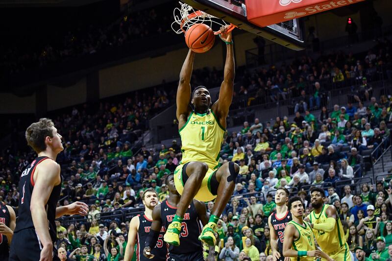 Oregon center N’Faly Dante (wearing yellow) dunks